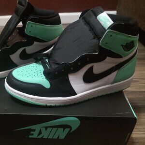 Jordan 1 Retro High OG (Black/white/Green Glow) size 11